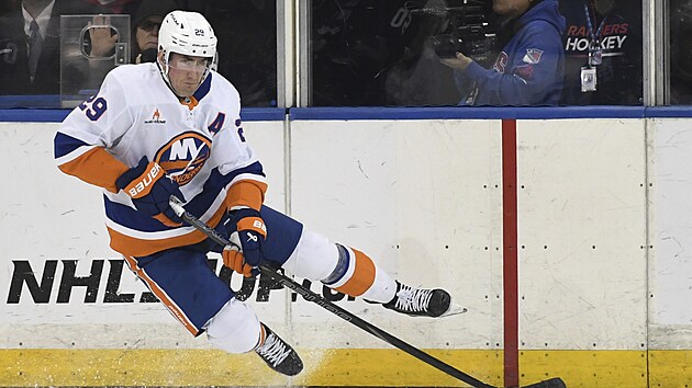 Brock Nelson z New York Islanders b�hem derby s New York Rangers.