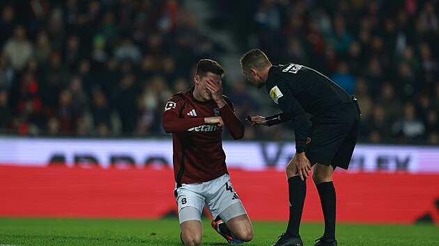 Zasa�en� spar�an Martin Vit�k hovo�� s hlavn�m rozhod��m b�hem utk�n� s...