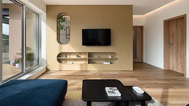 Pilí� uprost�ed místnosti doplnila architektka vestavbou nábytkové p�í�ky s...