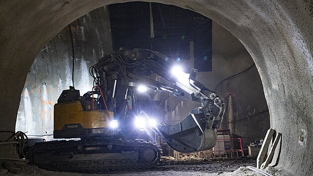 Budov�n� p�estupn� stanice nov�ho metra D je v pln�m proudu. (8. listopadu 2024)