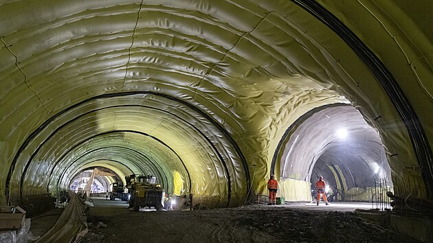 Budov�n� p�estupn� stanice nov�ho metra D je v pln�m proudu. (8. listopadu 2024)