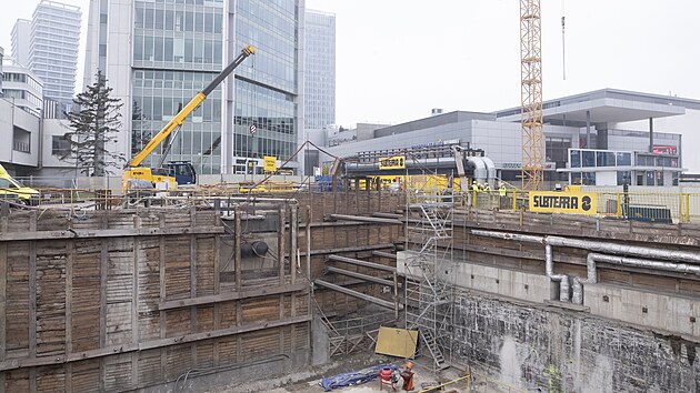 Budov�n� p�estupn� stanice nov�ho metra D je v pln�m proudu. (8. listopadu 2024)