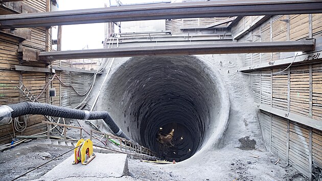 Budov�n� p�estupn� stanice nov�ho metra D je v pln�m proudu. (8. listopadu 2024)