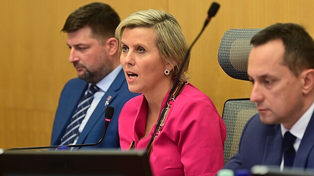 Nov� hejtmanka Karlovarsk�ho kraje Jana Mra�kov� Vildumetzov� se sv�mi n�m�stky Martinem Huraj��kem (vlevo) a Petrem Kubisem (1. listopadu 2024)