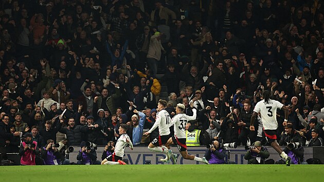 Radost fotbalist� Fulhamu po g�lu Harryho Wilsona (vlevo) proti Brentfordu.