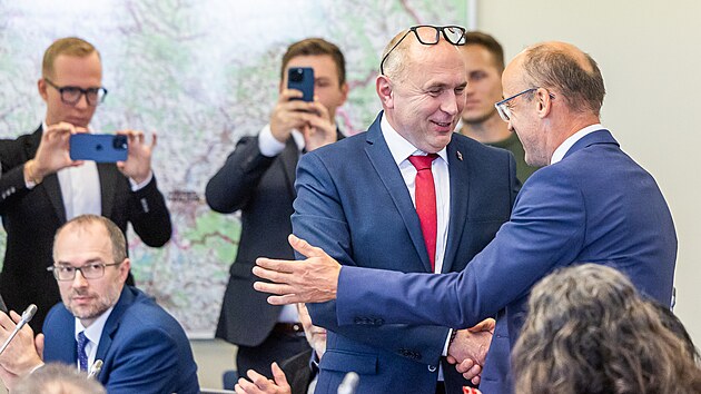 Zleva sed�c� je Jan Jarol�m (ANO). Nov�mu hejtmanovi Kr�lov�hradeck�ho kraje Petru Koletovi (ANO) blahop�eje jeho protikandid�t Rudolf Cogan (STAN).