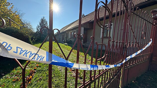 Na zahrad u rodinnho domu ve Svrovci na Klatovsku nali policist mrtvho mue. Z jeho smrti obalovali muovu ptelkyni. (1. listopadu 2024)