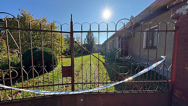 Na zahrad u rodinnho domu ve Svrovci na Klatovsku nali policist mrtvho mue. Z jeho smrti je podezel muova ptelkyn. (1. listopadu 2024)