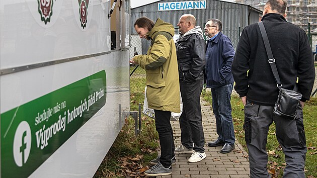 Na pra�sk�m Proseku se u st�nku s levn�mi hotov�mi j�dly tvo�� hned od r�na fronta. (6. listopadu 2024)