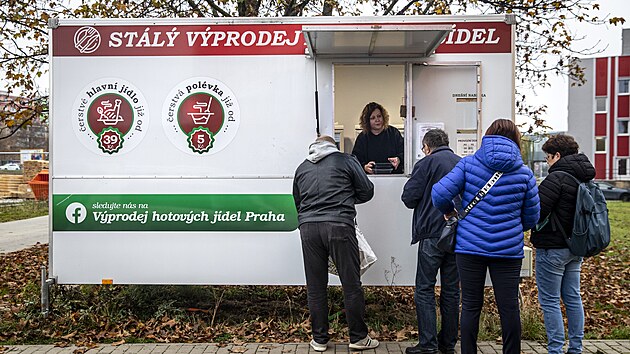 St�nek s levn�mi j�dly je nyn� na nov�m m�st�, p�esto je o levn� hotovky obrovsk� z�jem. (6. listopadu 2024)