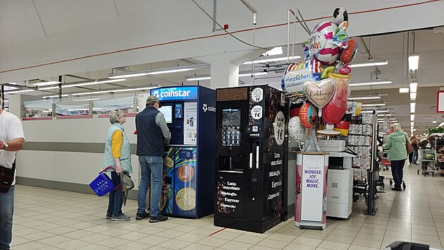 V n�meck�ch supernarketech jsou nasazen� automaty, kter� rozm�n� drobn�. (1. listopadu 2024)
