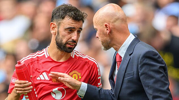 Bruno Fernandes v dresu Manchesteru United a trenér Erik ten Hag.
