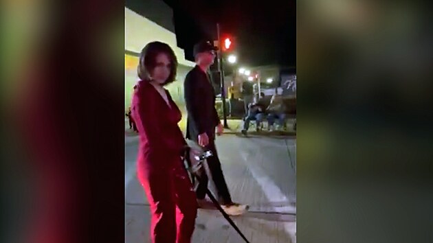 V americk�m m�st� Mount Pleasant se v halloweensk�m pr�vodu objevila postava p�ipom�naj�c� Kamalu Harrisovou, jak jde v �et�zech za golfov�m voz�kem, ve kter�m jel mu� s maskou Donalda Trumpa.