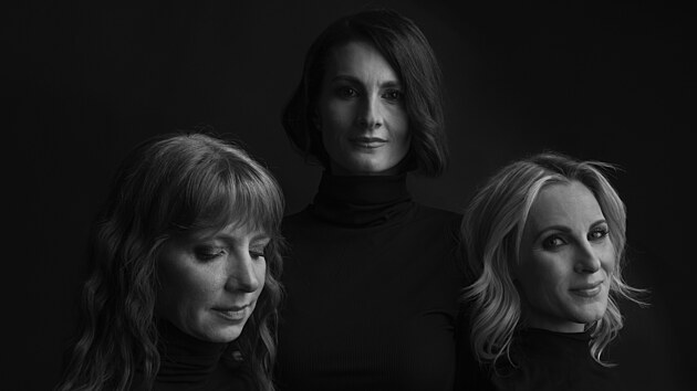 Radana Labajov�, Nikola �obichov� a Kate�ina Brzobohat� z kapely Holki (2024)