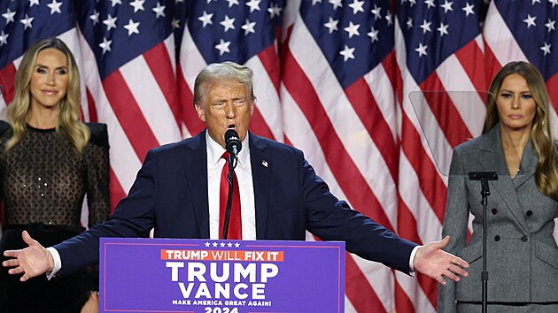 Lara Trumpov�, Donald Trump a Melania Trumpov� ve West Palm Beach (6. listopadu 2024)