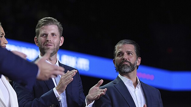 Eric Trump a Donald Trump Jr. ve West Palm Beach (6. listopadu 2024)