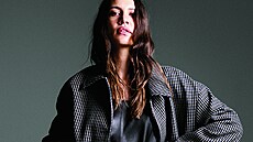 Le�érní look v �edém provedení zajistí maxi kabát v kombinaci s mini �ortkami....