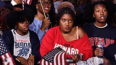 Píznivci Kamaly Harrisové sledovali sítání v areálu Howard University ve...