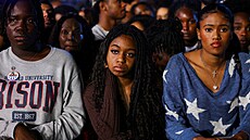Píznivci Kamaly Harrisové sledovali sítání v areálu Howard University ve...