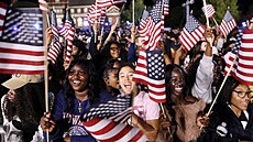 P�íznivci Kamaly Harrisové sledovali s�ítání v areálu Howard University ve...