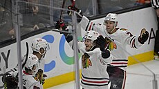 Hokejisté Chicaga oslavují gól.