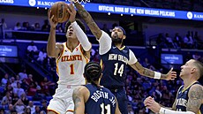 Jalen Johnson z Atlanty zakonuje na ko New Orleans.