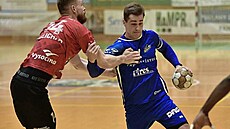 Frýdecko-místecký házenká� Jakub Rumian se sna�í dostat ke st�ele p�es...