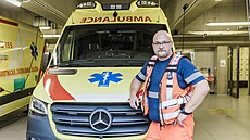 Krom� toho, �e sanitku musí co nejd�ív dostat do cíle, pomáhá Honza �marda s...