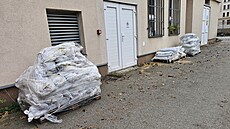 V areálu brn�nské Nemocnice Milosrdných brat�í z�stávají pytle s pískem i m�síc...
