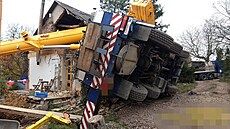 Hasii zasahují u pevráceného jeábu ve Velkém Chlumci na Berounsku. (5....