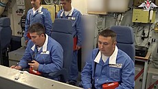 Posádka jaderné ponorky se p�ipravuje na odpálení rakety na cvi�ení...