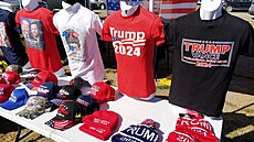 Trumpovský merch na mítinku v Salemu ve Virginii (2. listopadu 2024)