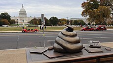 Svérázná instalace nedaleko Kapitolu ve Washingtonu (1. listopadu 2024)
