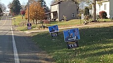 Lawn signs na podporu Donalda Trumpa v Butleru (3. listopadu 2024)