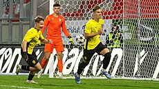 Brn�nský úto�ník Daniel �vancara (vpravo) oslavuje sv�j gól v zápase...