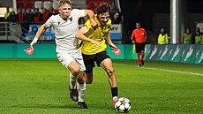 Martin erný ze Zbrojovky Brno (vpravo) bojuje o mí v zápase mládenické Ligy...