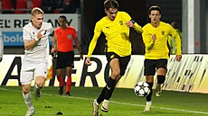 Filip Veea ze Zbrojovky Brno (v lutém dresu) bojuje o mí v zápase...