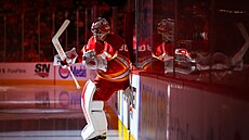 Branká� Dan Vlada� z Calgary Flames nastupuje k zápasu s New Jersey Devils.