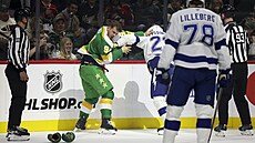 Jakub Lauko z Minnesota Wild se pere s Michaelem Eyssimontem z Tampa Bay...