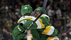 Jakub Lauko a Brock Faber z Minnesota Wild  slaví gól proti Tampa Bay Lightning.