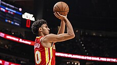 Zaccharie Risacher z Atlanta Hawks st�ílí proti New York Knicks.