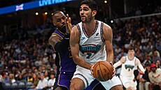 LeBron James z LA Lakers se sna�í sebrat mí� Santimu Aldamovi z Memphis...