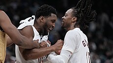 Donovan Mitchell a Darius Garland z Cleveland Cavaliers se radují z výhry nad...