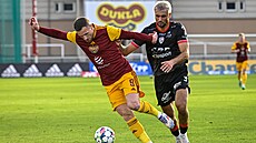 Louis Lurvink z Pardubic stíhá Murise Meanovie z Dukly Praha.