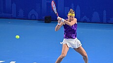 Marie Bouzková hraje bekhend v semifinále turnaje v �iou-�iangu.