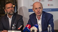 Petr Pála (vpravo) hovo�í na tiskové konferenci �eského tenisového svazu.