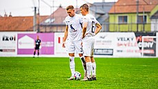 Tomá elstka a Tomá Svoboda diskutují ped rozehráním.