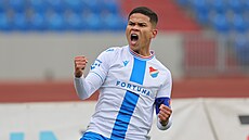 Ewerton z Baníku Ostrava slaví trefu proti pra�ské Dukle.