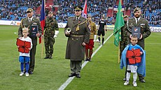 Nástup veterán� p�ed zahájením zápasu Baník Ostrava versus Dukla Praha.