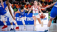 Rozehráva�ka Kate�ina Zeithammerová nabíhá do italské obrany.